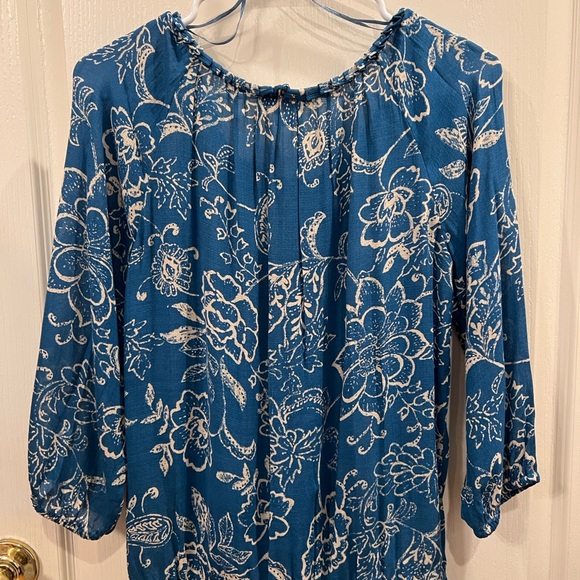 Lucky Brand Long Sleeve Teal/Blue with Ivory Rose Pattern. Size XS - Picture 4 of 4